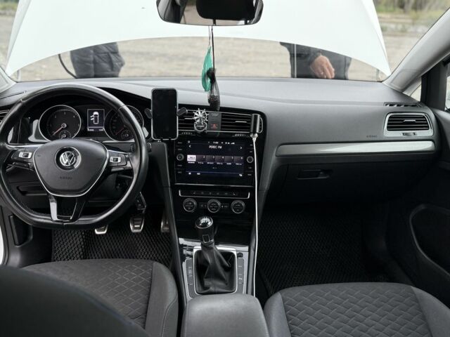 Белый Фольксваген Гольф, объемом двигателя 2 л и пробегом 252 тыс. км за 13800 $, фото 23 на Automoto.ua