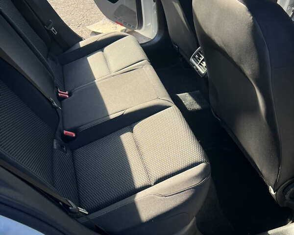 Белый Фольксваген Гольф, объемом двигателя 1.6 л и пробегом 273 тыс. км за 13600 $, фото 13 на Automoto.ua