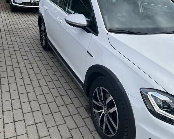 Белый Фольксваген Гольф, объемом двигателя 1.97 л и пробегом 227 тыс. км за 19600 $, фото 3 на Automoto.ua