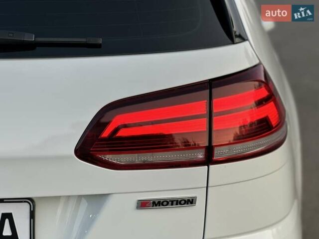 Белый Фольксваген Гольф, объемом двигателя 1.97 л и пробегом 233 тыс. км за 16750 $, фото 65 на Automoto.ua