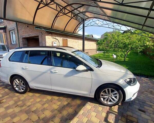 Белый Фольксваген Гольф, объемом двигателя 1.6 л и пробегом 174 тыс. км за 14750 $, фото 1 на Automoto.ua