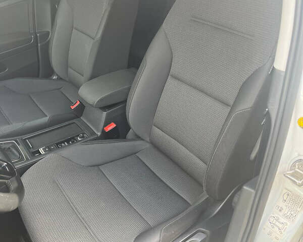 Белый Фольксваген Гольф, объемом двигателя 1.6 л и пробегом 183 тыс. км за 15500 $, фото 32 на Automoto.ua