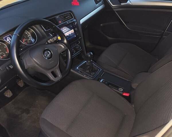 Белый Фольксваген Гольф, объемом двигателя 1.6 л и пробегом 290 тыс. км за 11200 $, фото 2 на Automoto.ua