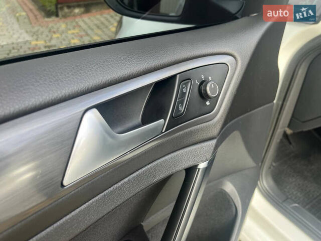 Белый Фольксваген Гольф, объемом двигателя 1.6 л и пробегом 183 тыс. км за 15500 $, фото 17 на Automoto.ua