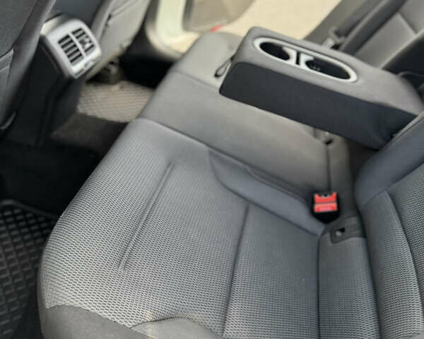 Белый Фольксваген Гольф, объемом двигателя 2 л и пробегом 230 тыс. км за 16800 $, фото 87 на Automoto.ua