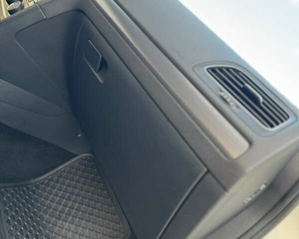 Белый Фольксваген Гольф, объемом двигателя 2 л и пробегом 230 тыс. км за 16800 $, фото 99 на Automoto.ua