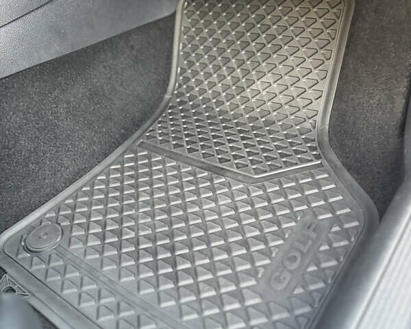 Белый Фольксваген Гольф, объемом двигателя 2 л и пробегом 230 тыс. км за 16800 $, фото 98 на Automoto.ua