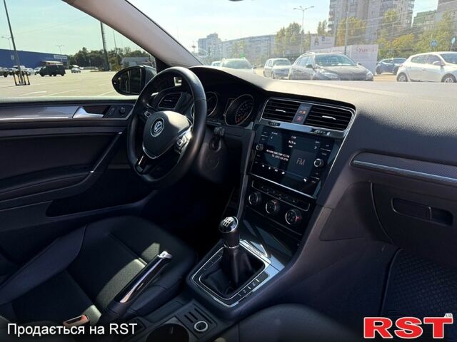 Белый Фольксваген Гольф, объемом двигателя 1.8 л и пробегом 176 тыс. км за 22322 $, фото 11 на Automoto.ua