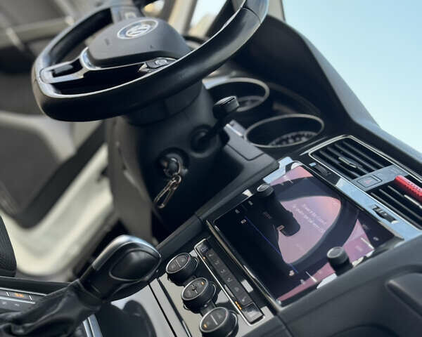 Белый Фольксваген Гольф, объемом двигателя 2 л и пробегом 230 тыс. км за 16800 $, фото 79 на Automoto.ua