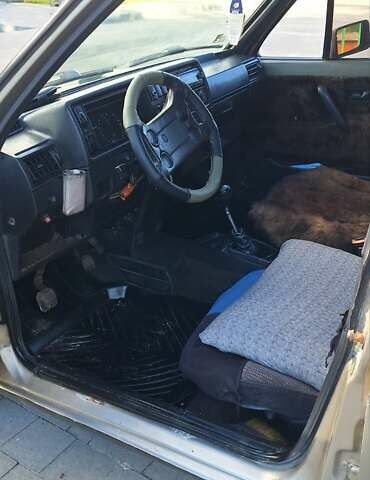 Бежевый Фольксваген Гольф, объемом двигателя 1.59 л и пробегом 100 тыс. км за 1100 $, фото 7 на Automoto.ua