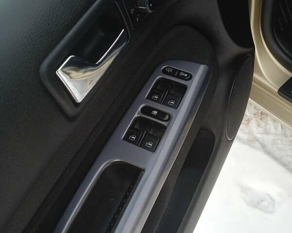 Бежевий Фольксваген Гольф, об'ємом двигуна 1.6 л та пробігом 207 тис. км за 5299 $, фото 74 на Automoto.ua