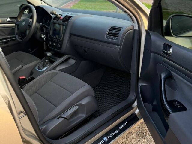 Бежевый Фольксваген Гольф, объемом двигателя 1.6 л и пробегом 230 тыс. км за 5700 $, фото 1 на Automoto.ua