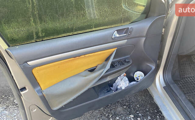 Бежевый Фольксваген Гольф, объемом двигателя 1.39 л и пробегом 151 тыс. км за 3600 $, фото 5 на Automoto.ua