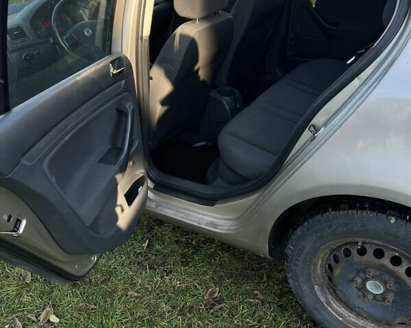 Бежевый Фольксваген Гольф, объемом двигателя 1.39 л и пробегом 251 тыс. км за 3900 $, фото 4 на Automoto.ua