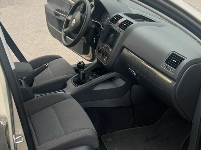 Бежевый Фольксваген Гольф, объемом двигателя 1.6 л и пробегом 251 тыс. км за 4850 $, фото 6 на Automoto.ua