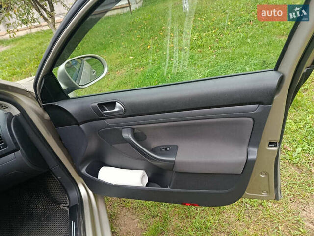 Бежевый Фольксваген Гольф, объемом двигателя 1.6 л и пробегом 210 тыс. км за 4999 $, фото 22 на Automoto.ua