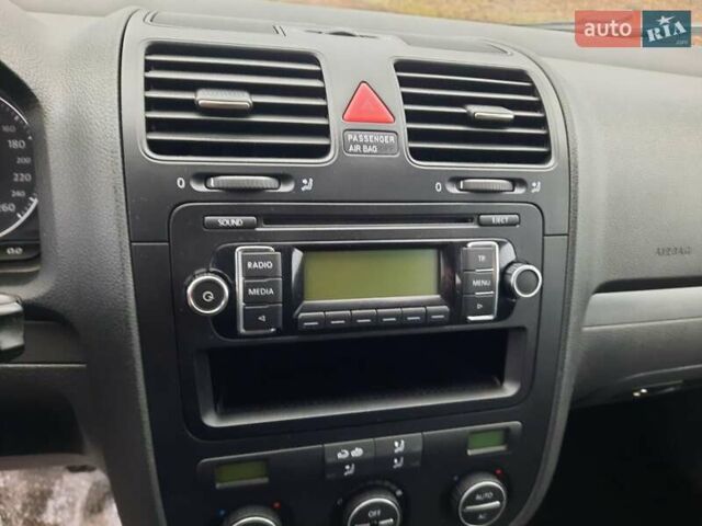 Бежевый Фольксваген Гольф, объемом двигателя 1.6 л и пробегом 176 тыс. км за 6900 $, фото 30 на Automoto.ua