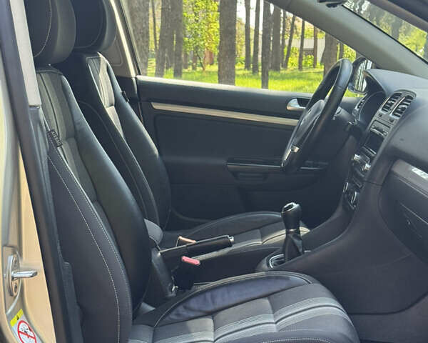 Бежевый Фольксваген Гольф, объемом двигателя 1.6 л и пробегом 240 тыс. км за 8700 $, фото 32 на Automoto.ua