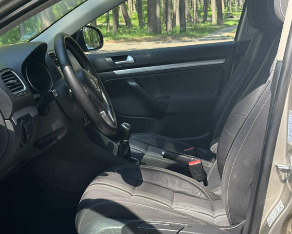 Бежевый Фольксваген Гольф, объемом двигателя 1.6 л и пробегом 240 тыс. км за 8700 $, фото 16 на Automoto.ua