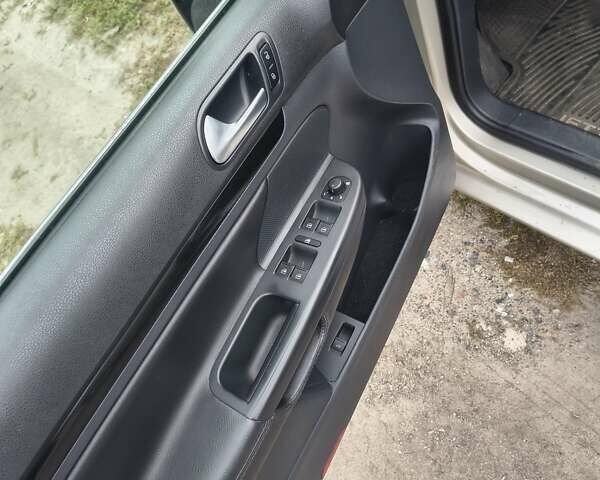 Фольксваген Гольф 2014 у Києві на Automoto.ua Бежевий Фольксваген Гольф, об'ємом двигуна 2.5 л та пробігом 91 тис. км за 9000 $, фото 8 на Automoto.ua