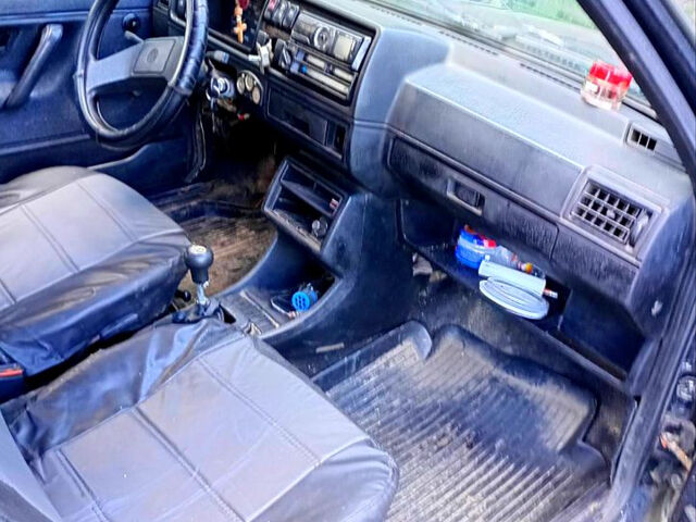 Черный Фольксваген Гольф, объемом двигателя 1.6 л и пробегом 250 тыс. км за 850 $, фото 6 на Automoto.ua