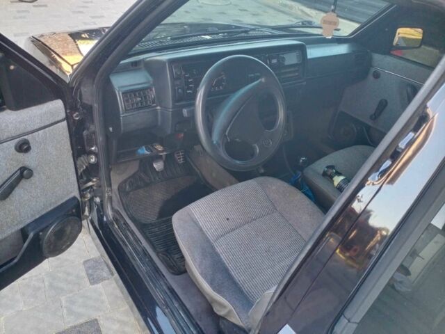 Черный Фольксваген Гольф, объемом двигателя 1.6 л и пробегом 400 тыс. км за 2300 $, фото 2 на Automoto.ua