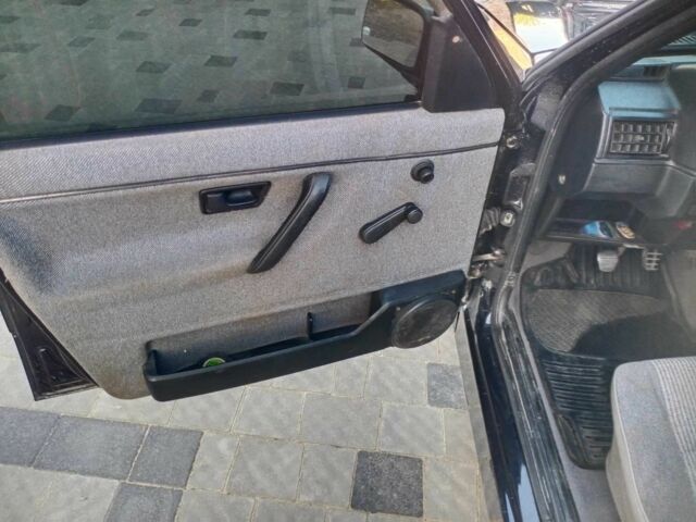 Черный Фольксваген Гольф, объемом двигателя 1.6 л и пробегом 400 тыс. км за 2300 $, фото 1 на Automoto.ua