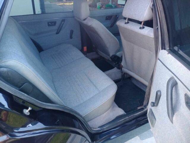 Черный Фольксваген Гольф, объемом двигателя 1.6 л и пробегом 400 тыс. км за 2300 $, фото 5 на Automoto.ua