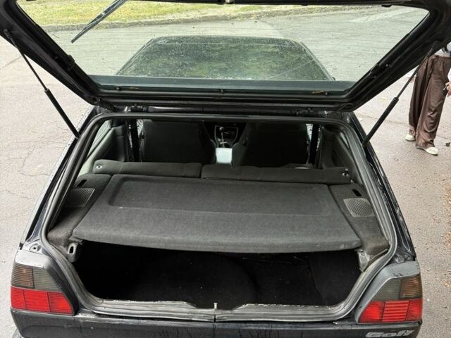 Черный Фольксваген Гольф, объемом двигателя 1.8 л и пробегом 133 тыс. км за 2400 $, фото 1 на Automoto.ua