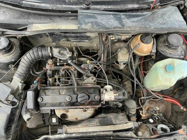 Черный Фольксваген Гольф, объемом двигателя 1.3 л и пробегом 300 тыс. км за 500 $, фото 1 на Automoto.ua