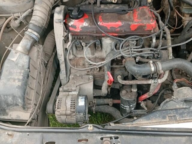 Черный Фольксваген Гольф, объемом двигателя 1 л и пробегом 250 тыс. км за 800 $, фото 2 на Automoto.ua