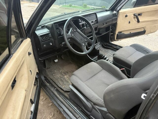 Черный Фольксваген Гольф, объемом двигателя 1.3 л и пробегом 211 тыс. км за 850 $, фото 5 на Automoto.ua