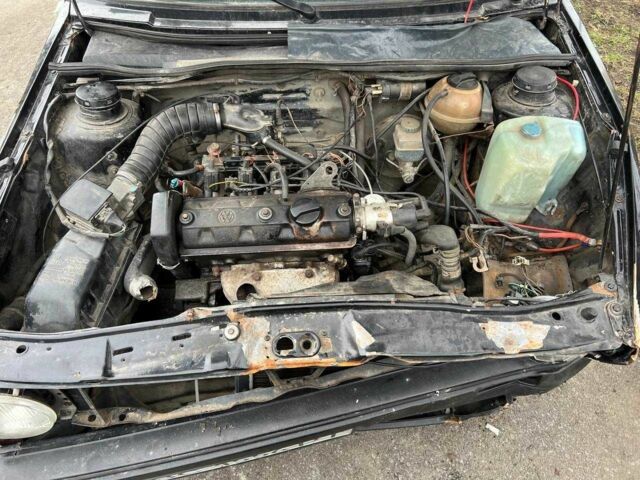 Черный Фольксваген Гольф, объемом двигателя 1.3 л и пробегом 300 тыс. км за 500 $, фото 2 на Automoto.ua