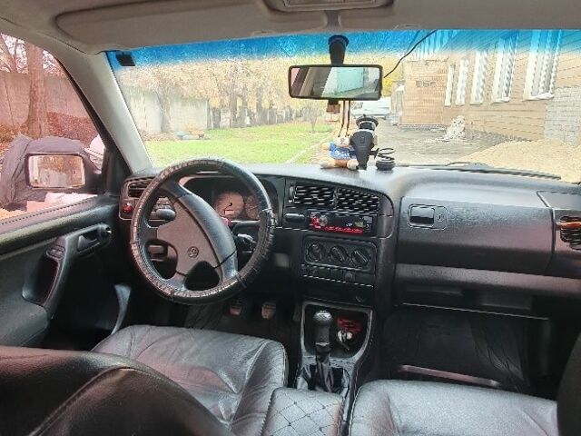 Черный Фольксваген Гольф, объемом двигателя 1.9 л и пробегом 170 тыс. км за 3000 $, фото 4 на Automoto.ua