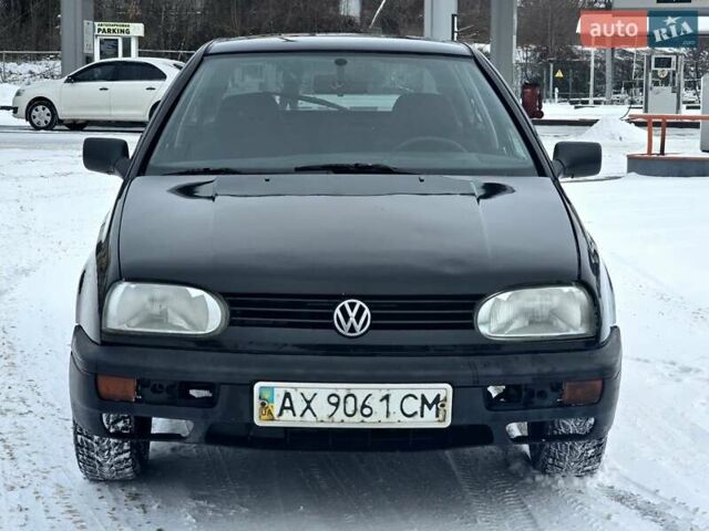 Черный Фольксваген Гольф, объемом двигателя 1.39 л и пробегом 250 тыс. км за 1100 $, фото 2 на Automoto.ua