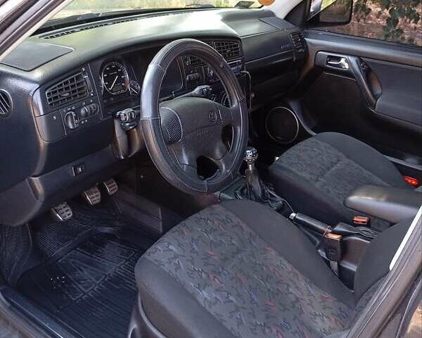 Черный Фольксваген Гольф, объемом двигателя 1.78 л и пробегом 365 тыс. км за 3700 $, фото 2 на Automoto.ua