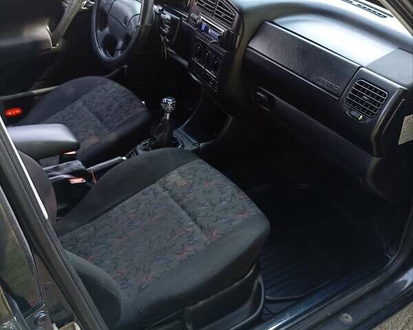 Черный Фольксваген Гольф, объемом двигателя 1.78 л и пробегом 365 тыс. км за 3700 $, фото 10 на Automoto.ua