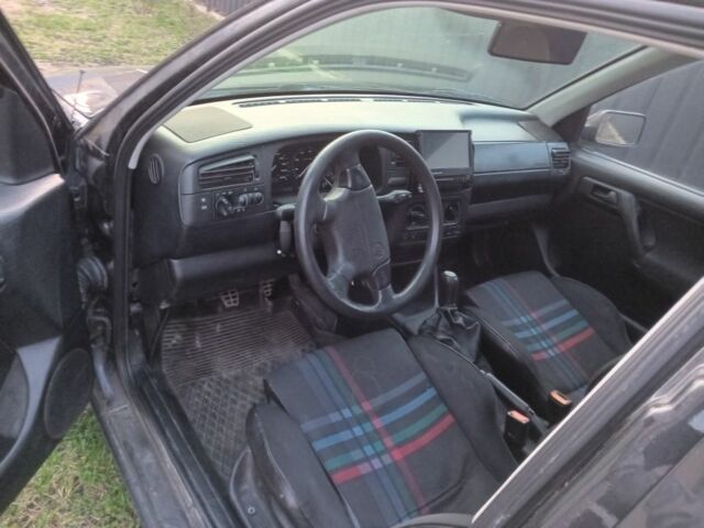 Чорний Фольксваген Гольф, об'ємом двигуна 1.8 л та пробігом 300 тис. км за 1350 $, фото 1 на Automoto.ua