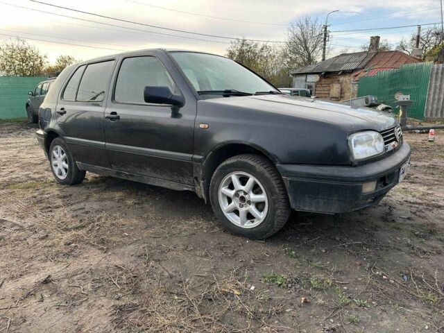 Черный Фольксваген Гольф, объемом двигателя 1.6 л и пробегом 280 тыс. км за 800 $, фото 1 на Automoto.ua