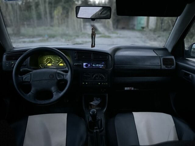 Черный Фольксваген Гольф, объемом двигателя 1.8 л и пробегом 500 тыс. км за 2150 $, фото 4 на Automoto.ua