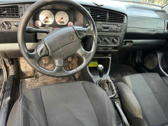 Черный Фольксваген Гольф, объемом двигателя 1.6 л и пробегом 280 тыс. км за 800 $, фото 5 на Automoto.ua