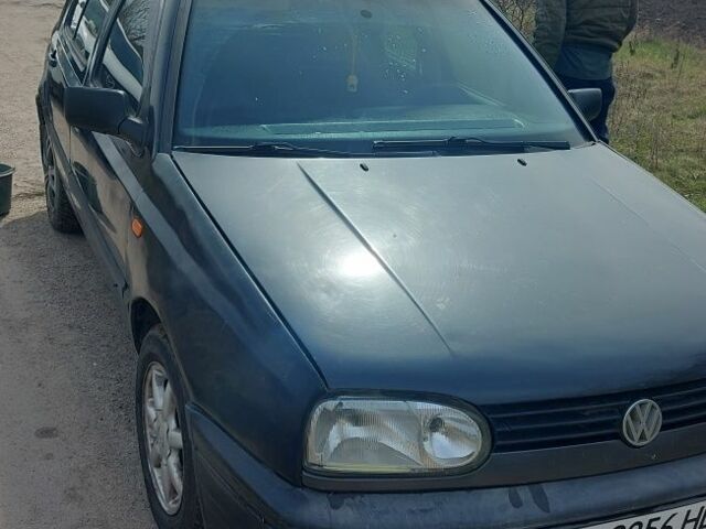 Черный Фольксваген Гольф, объемом двигателя 1.4 л и пробегом 300 тыс. км за 2600 $, фото 1 на Automoto.ua