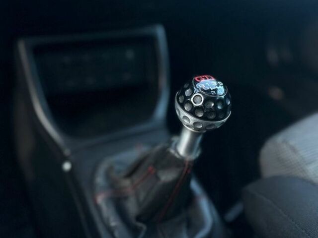 Черный Фольксваген Гольф, объемом двигателя 1.8 л и пробегом 281 тыс. км за 1900 $, фото 5 на Automoto.ua