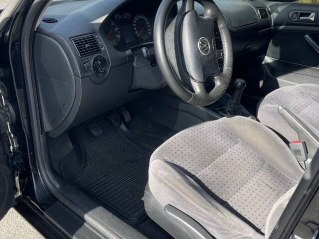 Черный Фольксваген Гольф, объемом двигателя 1.6 л и пробегом 210 тыс. км за 4500 $, фото 5 на Automoto.ua