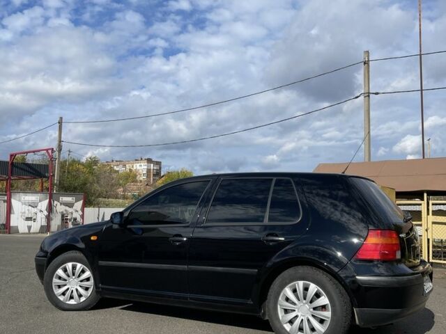 Черный Фольксваген Гольф, объемом двигателя 1.6 л и пробегом 210 тыс. км за 4500 $, фото 2 на Automoto.ua