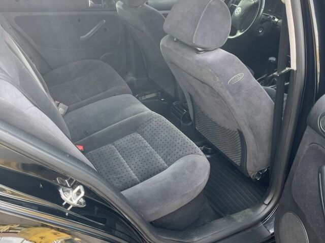 Черный Фольксваген Гольф, объемом двигателя 1.6 л и пробегом 210 тыс. км за 4500 $, фото 7 на Automoto.ua