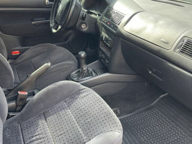 Черный Фольксваген Гольф, объемом двигателя 1.6 л и пробегом 210 тыс. км за 4500 $, фото 6 на Automoto.ua