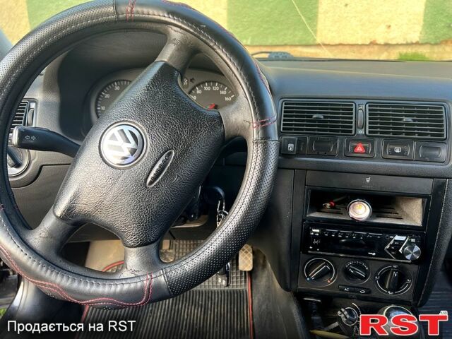 Черный Фольксваген Гольф, объемом двигателя 1.4 л и пробегом 400 тыс. км за 2800 $, фото 6 на Automoto.ua