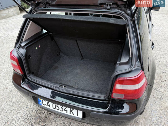 Черный Фольксваген Гольф, объемом двигателя 1.6 л и пробегом 286 тыс. км за 4000 $, фото 6 на Automoto.ua