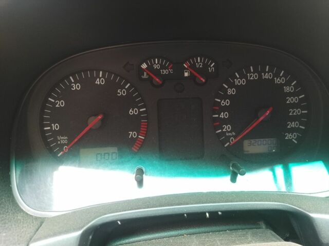 Черный Фольксваген Гольф, объемом двигателя 1.8 л и пробегом 320 тыс. км за 3200 $, фото 4 на Automoto.ua